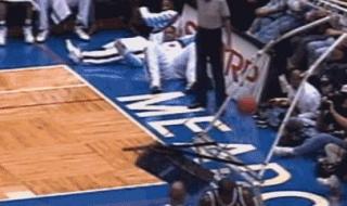 扣碎篮板需要多大力气 奥尼尔扣碎篮板集锦